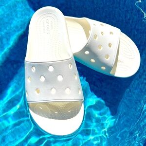 👙 CROCS Classic White Slides Sandals  
UNISEX - WOMENS 8 | MENS 6